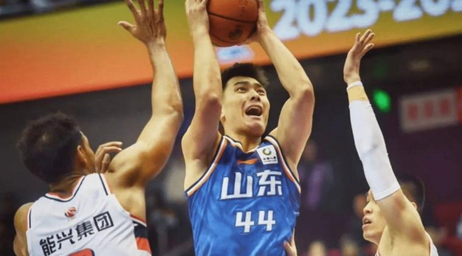 包含格局紧张激烈，球员充满斗志全力拼搏的词条